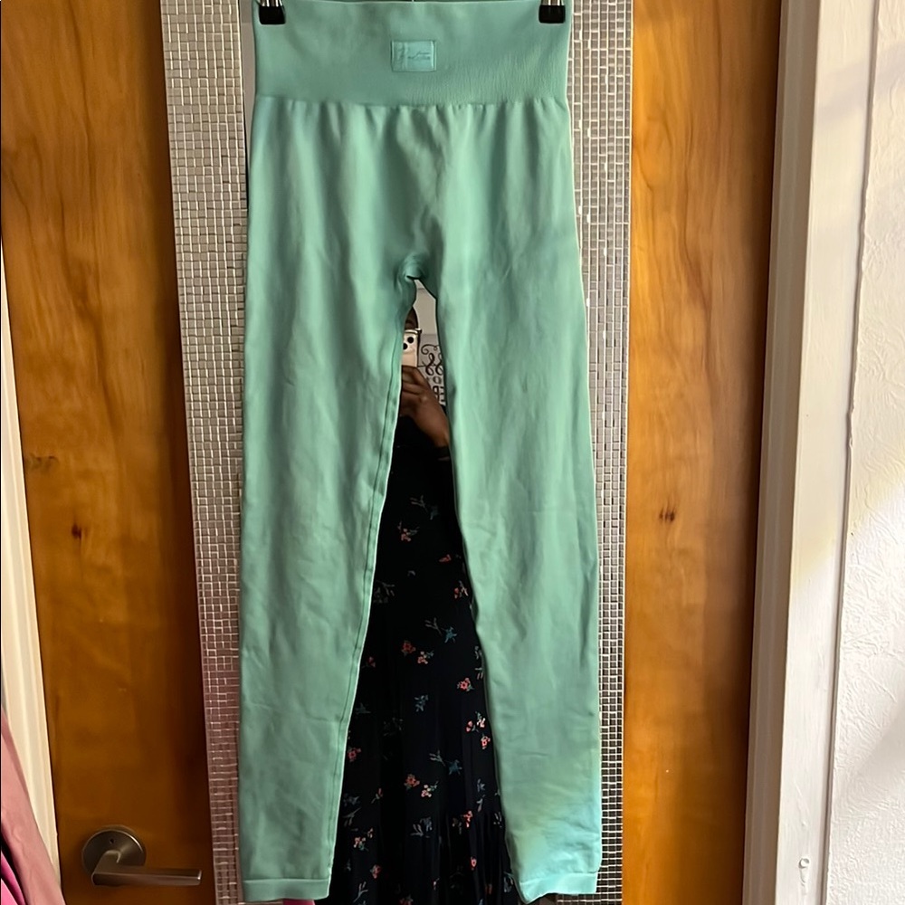 Green High-Waisted Leggings with Relaxed Fit